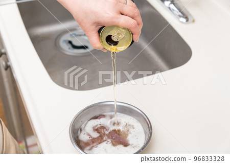 [Preparing the stir-fried pork liver with beer] 96833328