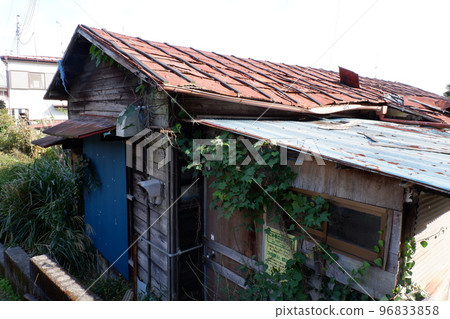 Unoccupied vacant house Unoccupied vacant house 96833858