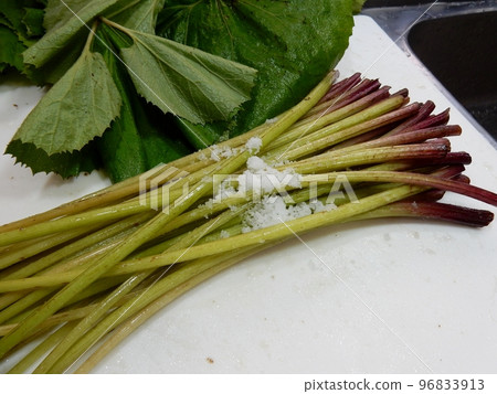 用鹽去除山蜂斗菜的苦味 96833913