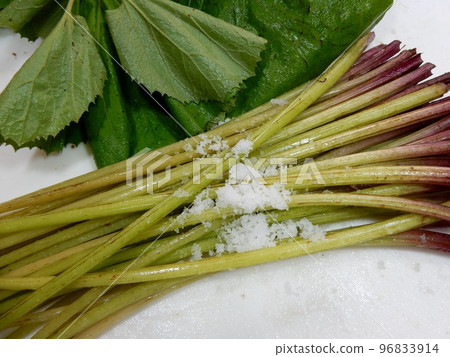 Remove bitterness from mountain butterbur with salt Remove bitterness from mountain butterbur with salt 96833914