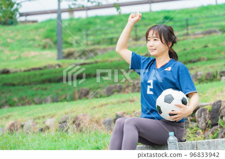 一位日本女性,她是一名足球迷和支持者,為日本國家隊加油 一位日本女性,她是一名足球迷和支持者,為日本國家隊加油 96833942