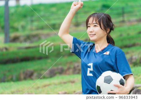 一位日本女性，她是一名足球迷和支持者，為日本國家隊加油 96833943