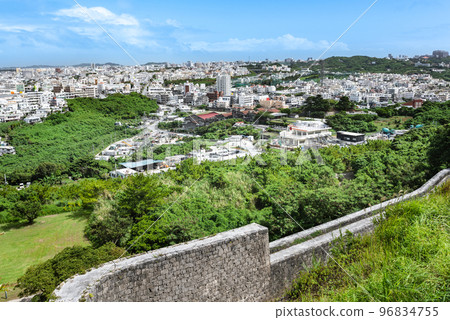 從沖繩浦添大公園眺望浦添市和宜野灣市 96834755