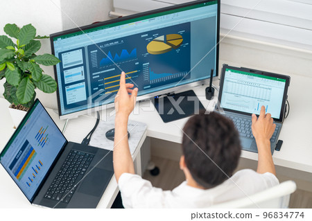 總務、會計、文職、銷售事務、管理儀表板、圖表、圖形、鳥瞰圖、多顯示器 96834774