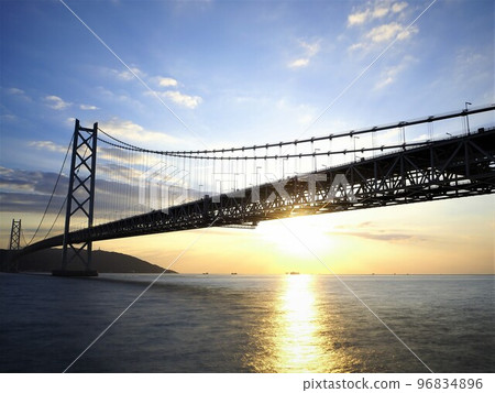 日落時分的明石海峽大橋，兵庫縣，10 月 96834896