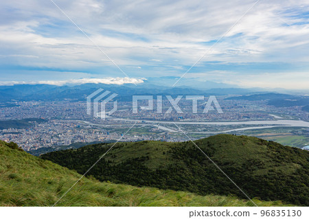 Sunset aerial Taipei cityscape from Datunshan Sunset aerial Taipei cityscape from Datunshan 96835130