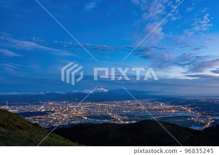 Sunset aerial view of the Taipei cityscape from Datunshan Sunset aerial view of the Taipei cityscape from Datunshan 96835245