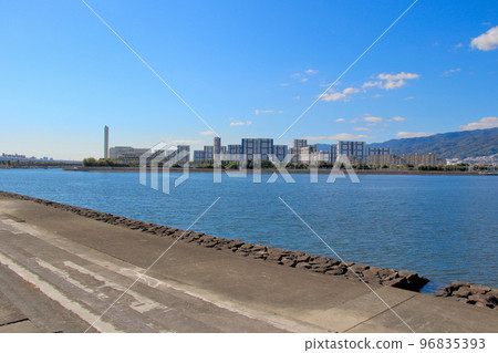 從西宮市西宮海灘眺望蘆屋市環境處理中心的垃圾焚燒設施和Astem蘆屋 96835393