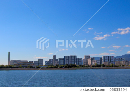 從西宮市西宮海灘眺望蘆屋市環境處理中心的垃圾焚燒設施和Astem蘆屋 96835394