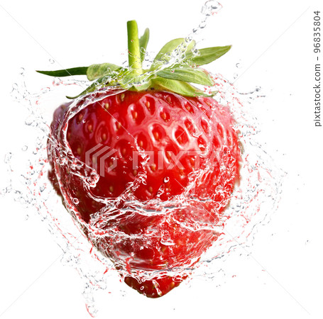 草莓和水濺 96835804