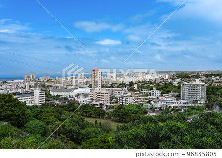 從沖繩浦添大公園瞭望台看到的浦添市和宜野灣市 96835805