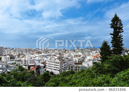 從沖繩浦添大公園展望台看到的浦添市街景 從沖繩浦添大公園展望台看到的浦添市街景 96835806