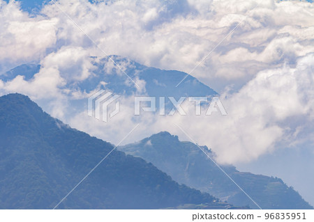 Sunny landscape of the Hehuanshan mountain 96835951