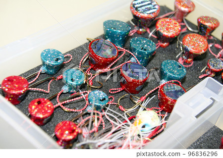 A case that neatly stores handmade red sea bream fishing tenya that are color-coded to correspond to various weather conditions. A case that neatly stores handmade red sea bream fishing tenya that are color-coded to correspond to various weather conditions. 96836296