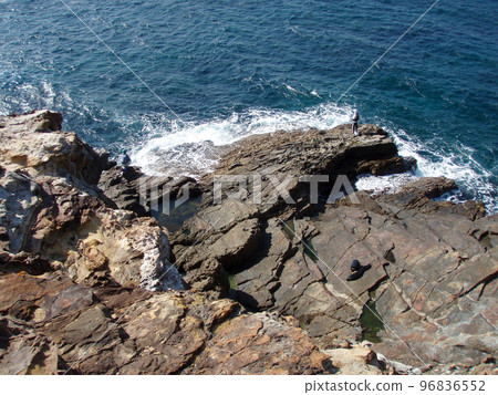 在美麗的藍色大海的晴天,從山上向下看的地面岩石的衝浪釣魚點(南紀白濱町附近) 在美麗的藍色大海的晴天,從山上向下看的地面岩石的衝浪釣魚點(南紀白濱町附近) 96836552