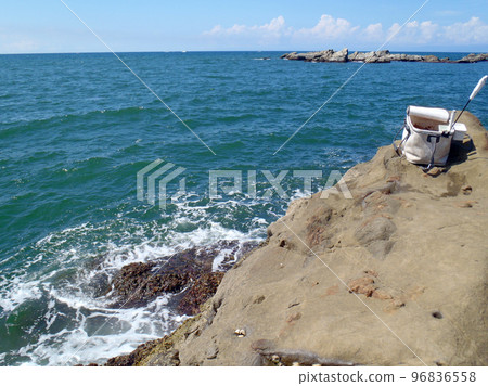 在美麗的藍色大海的晴天,向近海地平線的海岸釣魚點(四葉海灘,三浦半島,Bakkan) 在美麗的藍色大海的晴天,向近海地平線的海岸釣魚點(四葉海灘,三浦半島,Bakkan) 96836558