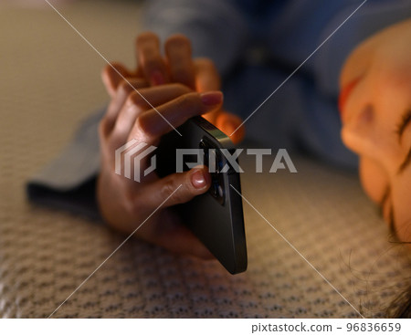 做智能手機的婦女，當睡覺 96836659