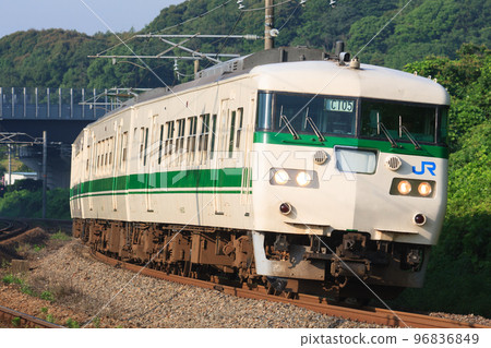 在山陽本線(JR 西日本)上運行的 117 系列列車 在山陽本線(JR 西日本)上運行的 117 系列列車 96836849