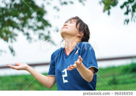 一位日本女性,她是一名足球迷或支持者,在觀看足球比賽時因失球而感到震驚 一位日本女性,她是一名足球迷或支持者,在觀看足球比賽時因失球而感到震驚 96836850
