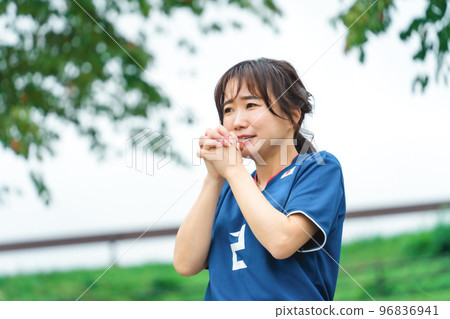 一位日本女性,她是一名足球迷和支持者,為日本國家隊加油,彷彿在焦慮地祈禱 一位日本女性,她是一名足球迷和支持者,為日本國家隊加油,彷彿在焦慮地祈禱 96836941