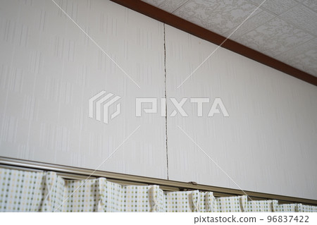Crack image of the wall of a dilapidated wooden house | Earthquake disaster | Showa house | Second-hand house image Crack image of the wall of a dilapidated wooden house | Earthquake disaster | Showa house | Second-hand house image 96837422