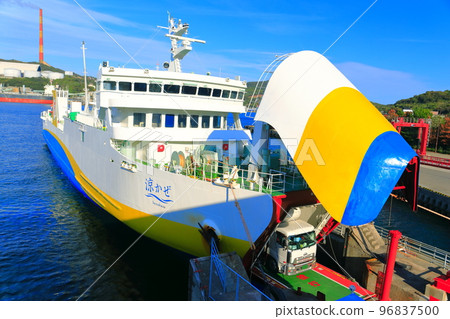 [Oita Prefecture] Car ferry docking work (National Route 94 Ferry at Saganoseki Port) 96837500