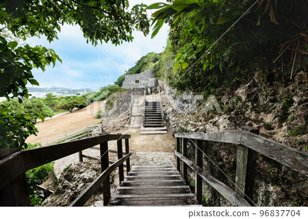 沖繩浦添 Yodore 前花園和木樓梯 96837704