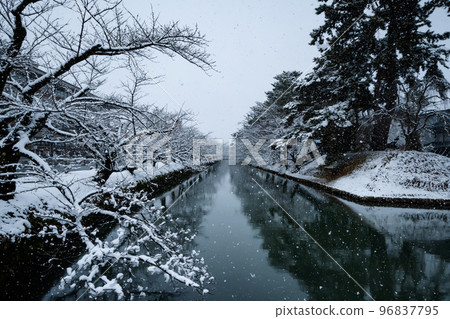 白雪皚皚的城堡護城河 白雪皚皚的城堡護城河 96837795