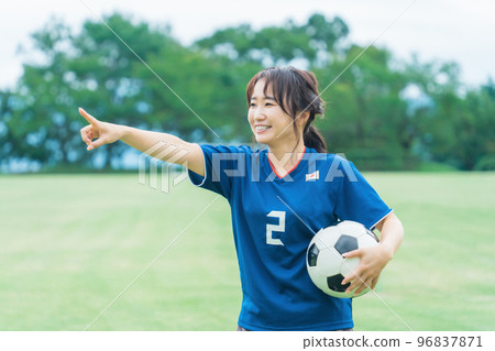 以五人制足球和足球為愛好的足球運動員女性 以五人制足球和足球為愛好的足球運動員女性 96837871