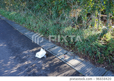在當地路邊非法傾倒垃圾的圖片 96838420