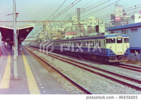 Yokosuka Line train (1107S) running on the Tokaido Line next to Oimachi Station on the Keihin Tohoku Line, Series 113, December 29, 1979 Yokosuka Line train (1107S) running on the Tokaido Line next to Oimachi Station on the Keihin Tohoku Line, Series 113, December 29, 1979 96838805