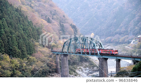 [德島]鐵道車輛通過吉野川鐵橋（道贊線） 96838846