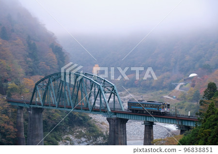 [德島]鐵道車輛通過吉野川鐵橋（道贊線） 96838851