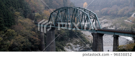 [德島]鐵道車輛通過吉野川鐵橋（道贊線） 96838852