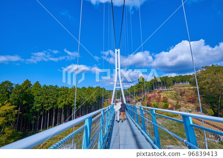 在靜岡縣的三島天空步道（吊橋）上向北 96839413