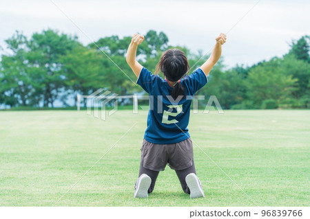 一名足球運動員在足球場上贏得五人制足球後欣喜若狂 一名足球運動員在足球場上贏得五人制足球後欣喜若狂 96839766