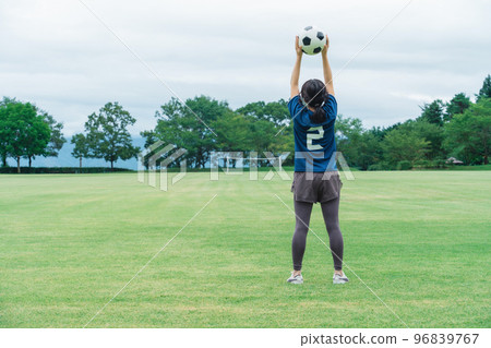 一名足球運動員在足球場上贏得五人制足球後欣喜若狂 一名足球運動員在足球場上贏得五人制足球後欣喜若狂 96839767