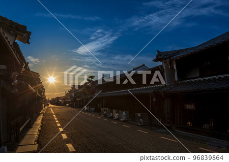 夕陽下的“Udatsu rise”街景（岐阜縣美濃市） 96839864