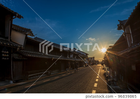 夕陽下的“Udatsu rise”街景（岐阜縣美濃市） 96839865