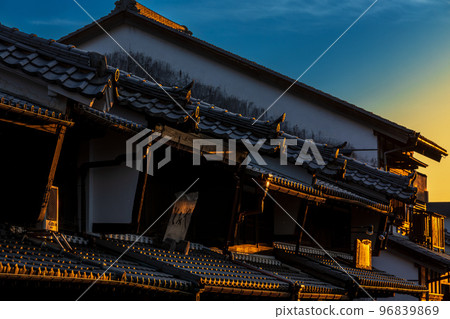 夕陽下的“Udatsu rise”街景（岐阜縣美濃市） 96839869