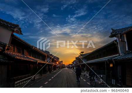 夕陽下的“宇達津街景”（岐阜縣美濃市） 96840040