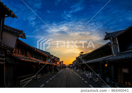 夕陽下的“宇達津街景”(岐阜縣美濃市) 夕陽下的“宇達津街景”(岐阜縣美濃市) 96840041