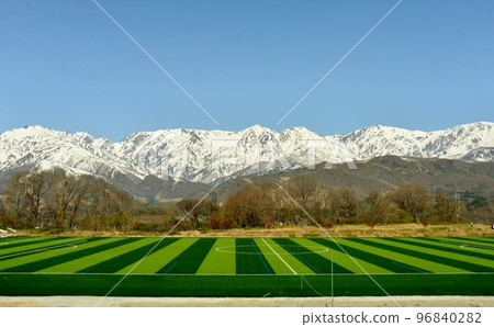 北阿爾卑斯山腳下的足球場 96840282