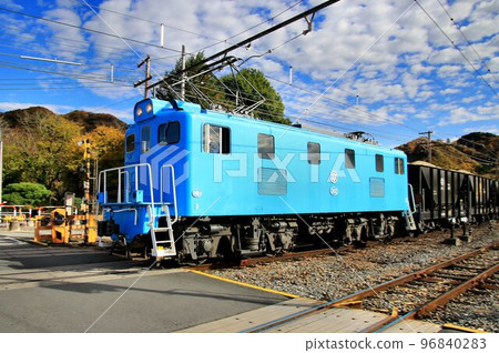 紅葉中的秩父道……拉貨車很主動的電力機車 紅葉中的秩父道……拉貨車很主動的電力機車 96840283