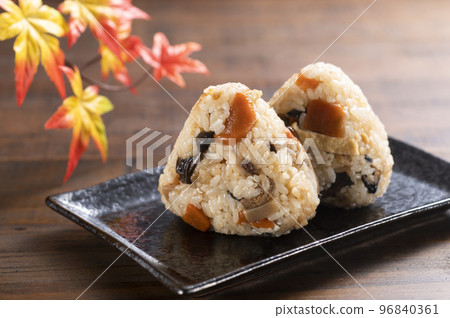 飯糰煮熟的米飯 飯糰煮熟的米飯 96840361