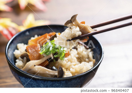 蘑菇飯煮熟 96840407