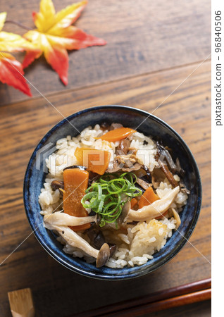 蘑菇飯煮熟 96840506