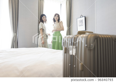 父母和孩子從他們住的酒店的窗戶看風景 母女 全國旅行支持 父母和孩子從他們住的酒店的窗戶看風景 母女 全國旅行支持 96840793