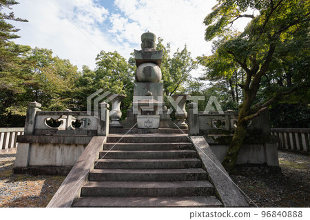 Toyokuni Mausoleum five-ring pagoda 96840888