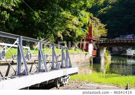 京都踢上斜坡踢上船蓄水池（閘門和踢上船/電車）（秋季） 96841419